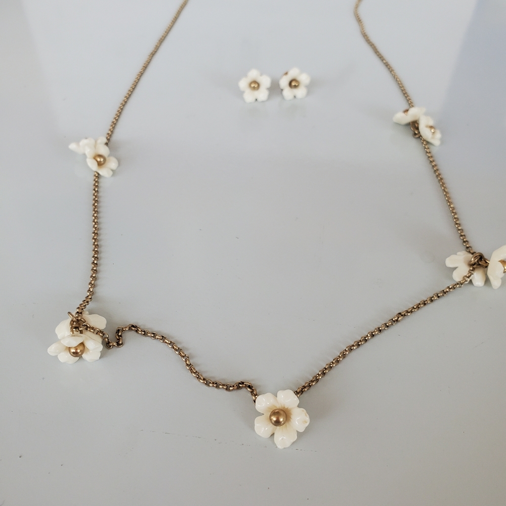 Long daisy necklace with matching earrings